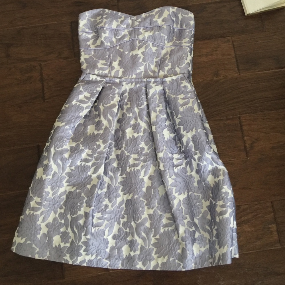 Beautiful strapless dress! Size 2. Beautiful for spring or summer.